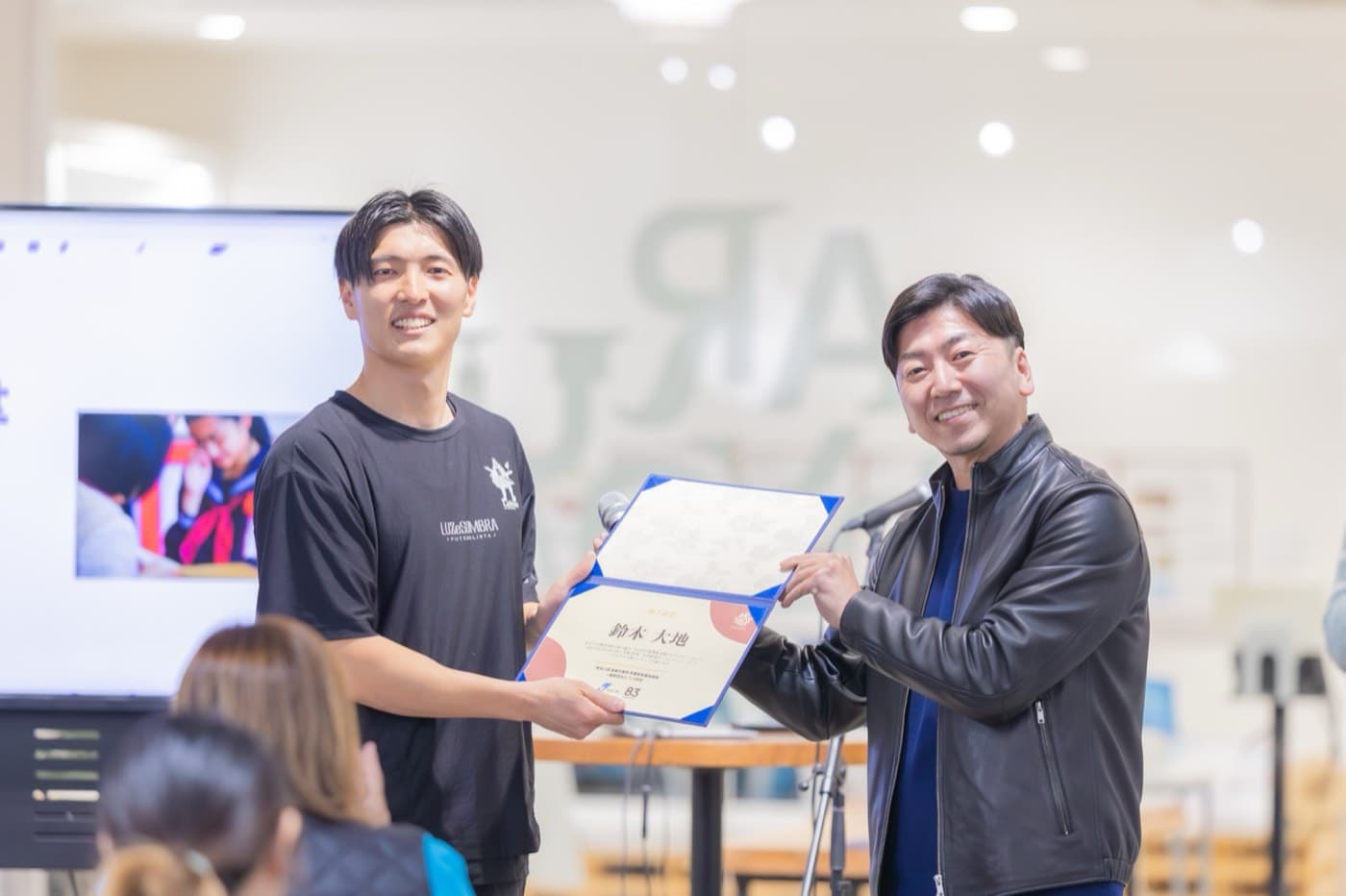 選出の修了証を受け取るノーミングアップ代表・鈴木大地