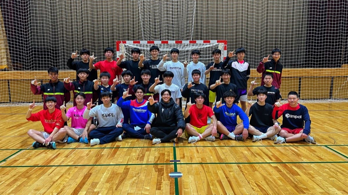 体育館で、ハンドボール部員がセッションに取り組む