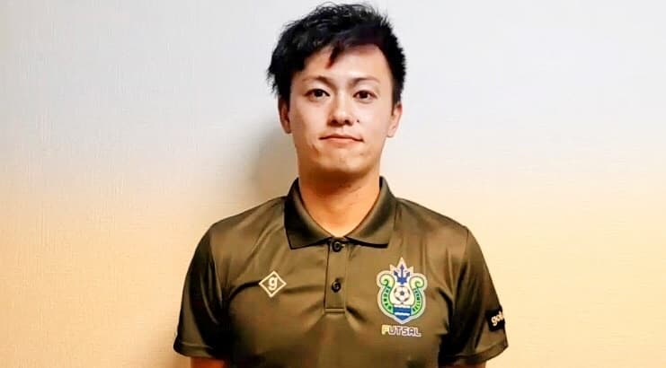湘南ベルマーレフットサルクラブのポロシャツを着た鍛代元気選手